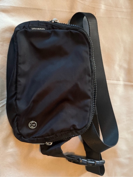 lululemon athletica Handbags - lululemon athletica Black 2L Everywhere Belt Bag